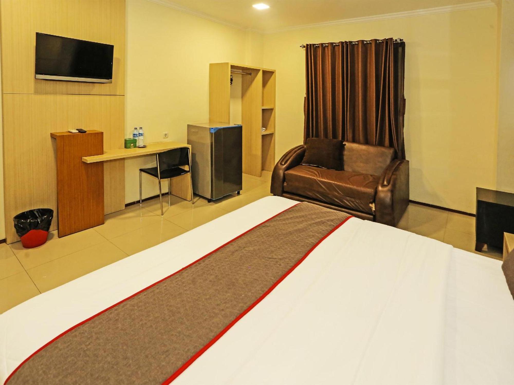 Super Oyo Townhouse Oak Hotel Fiducia Serpong Eksteriør bilde