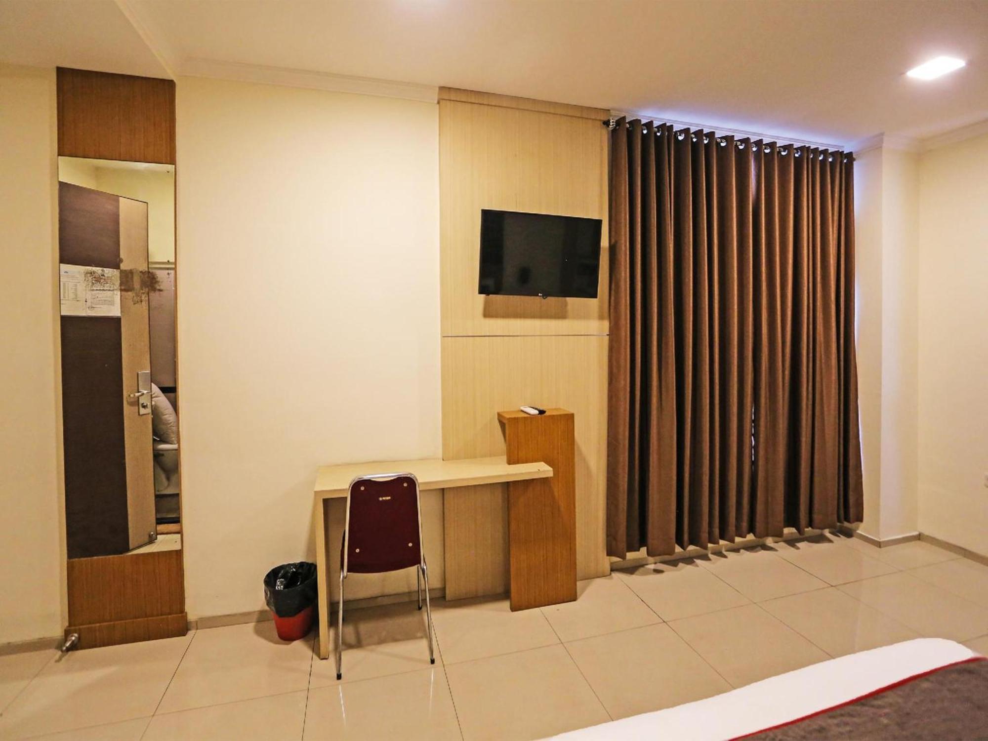 Super Oyo Townhouse Oak Hotel Fiducia Serpong Eksteriør bilde