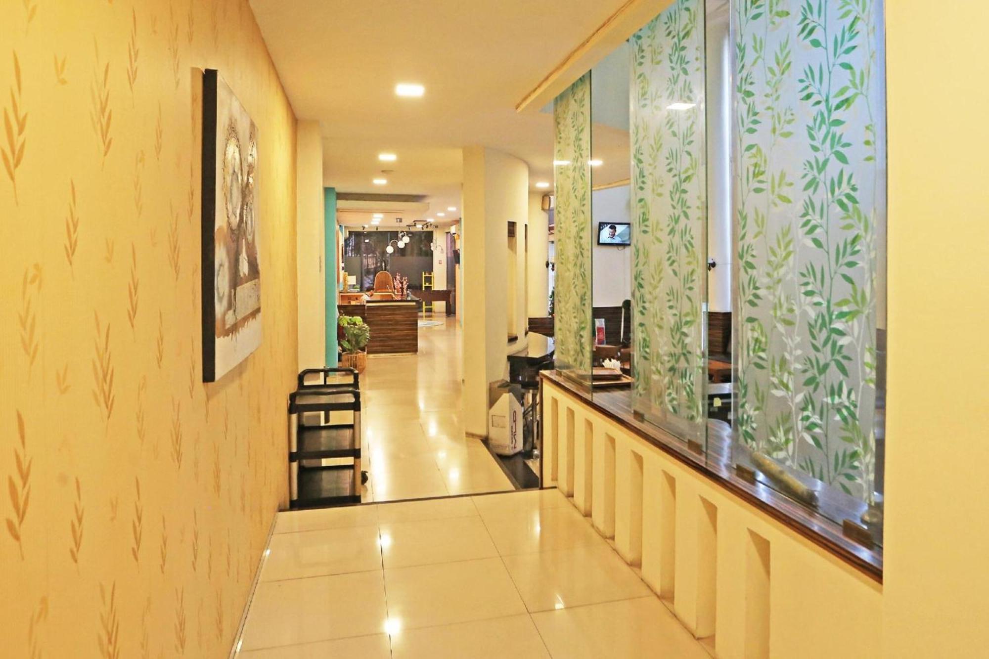 Super Oyo Townhouse Oak Hotel Fiducia Serpong Eksteriør bilde