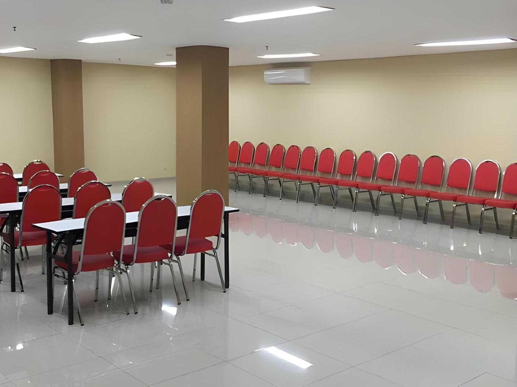 Super Oyo Townhouse Oak Hotel Fiducia Serpong Eksteriør bilde