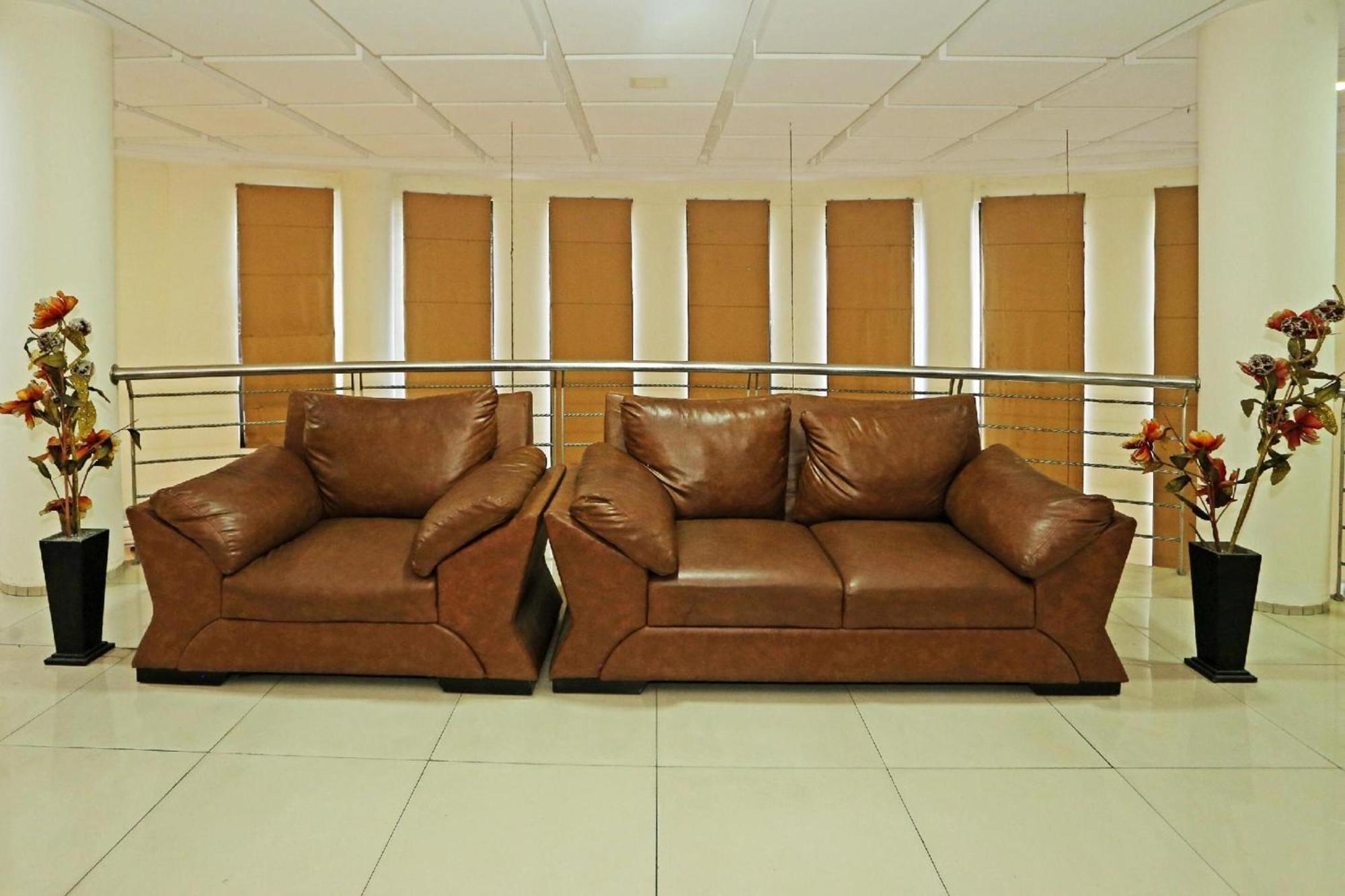 Super Oyo Townhouse Oak Hotel Fiducia Serpong Eksteriør bilde