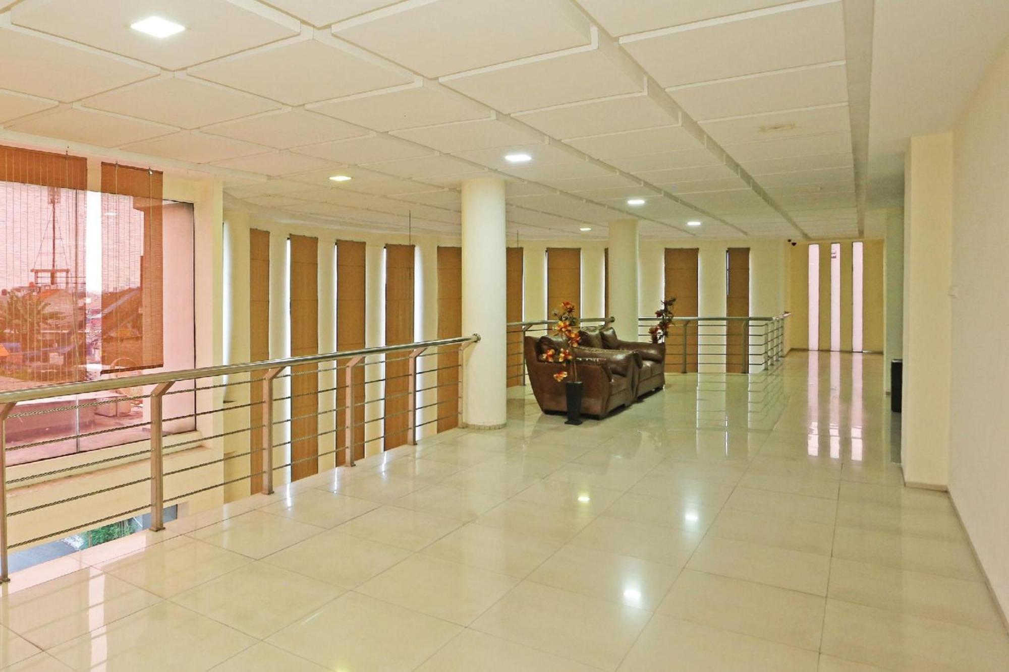 Super Oyo Townhouse Oak Hotel Fiducia Serpong Eksteriør bilde