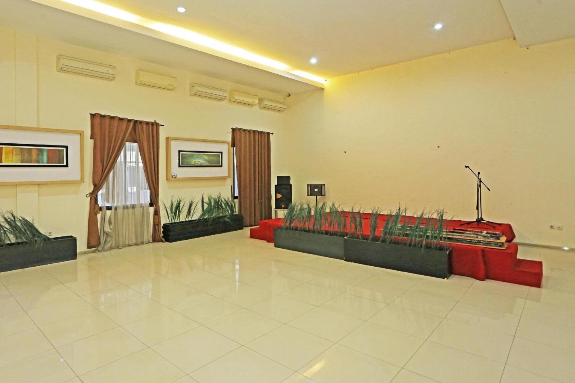 Super Oyo Townhouse Oak Hotel Fiducia Serpong Eksteriør bilde