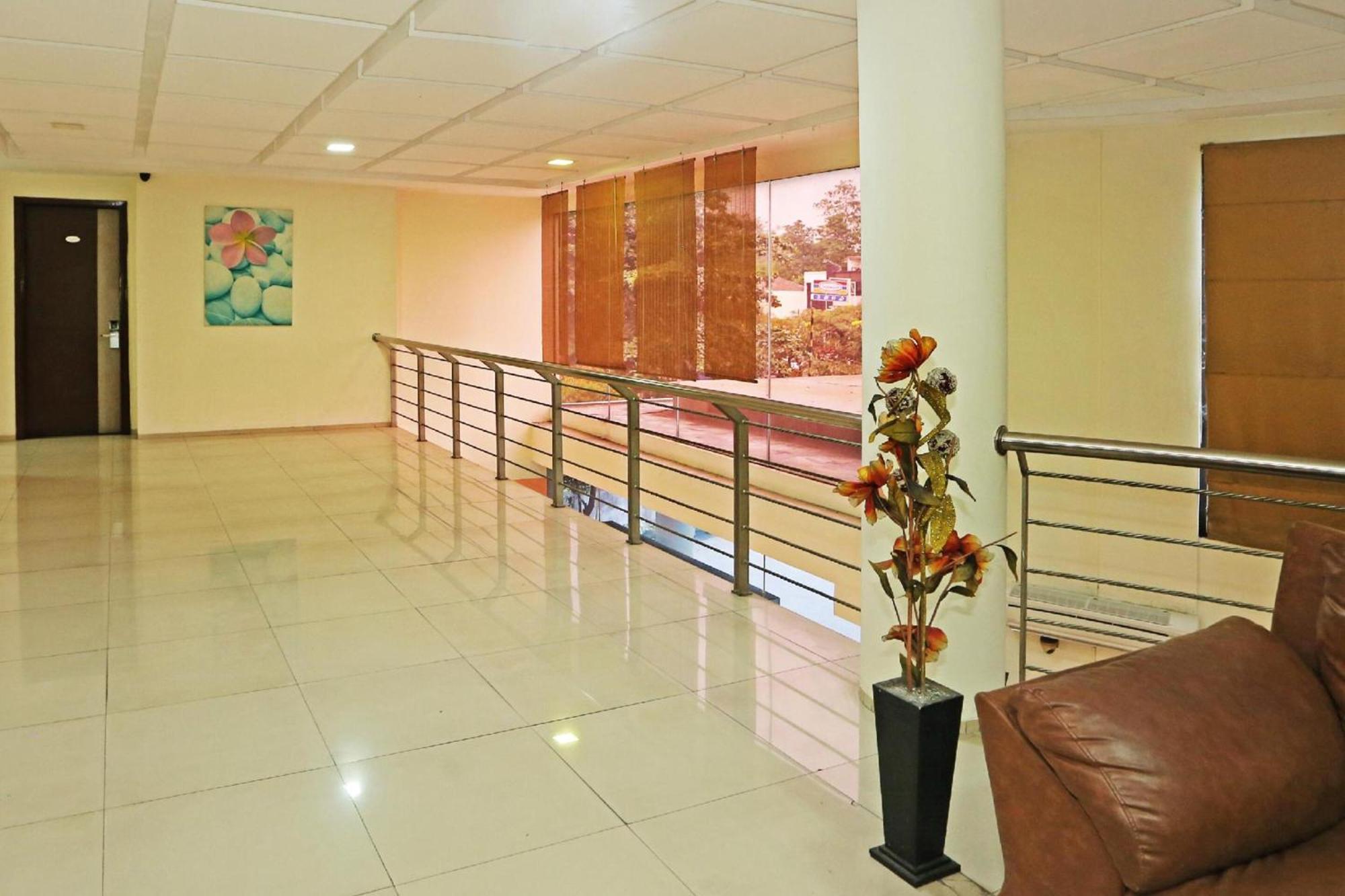 Super Oyo Townhouse Oak Hotel Fiducia Serpong Eksteriør bilde