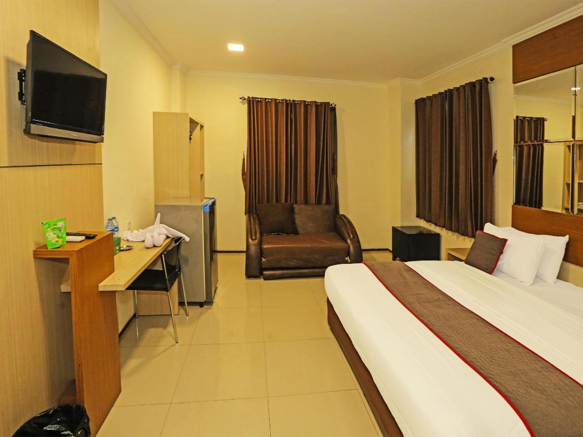 Super Oyo Townhouse Oak Hotel Fiducia Serpong Eksteriør bilde