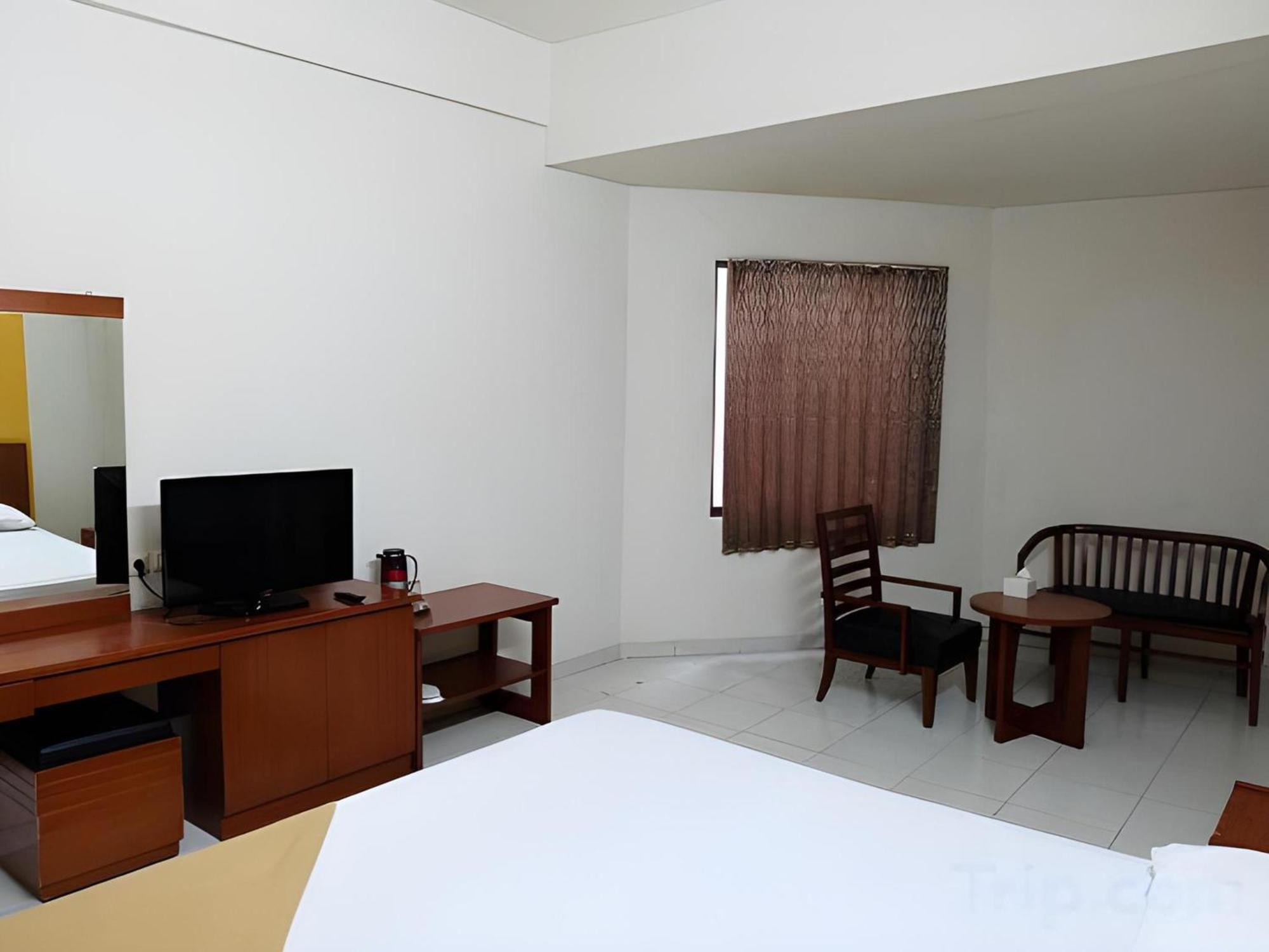 Super Oyo Townhouse Oak Hotel Fiducia Serpong Eksteriør bilde