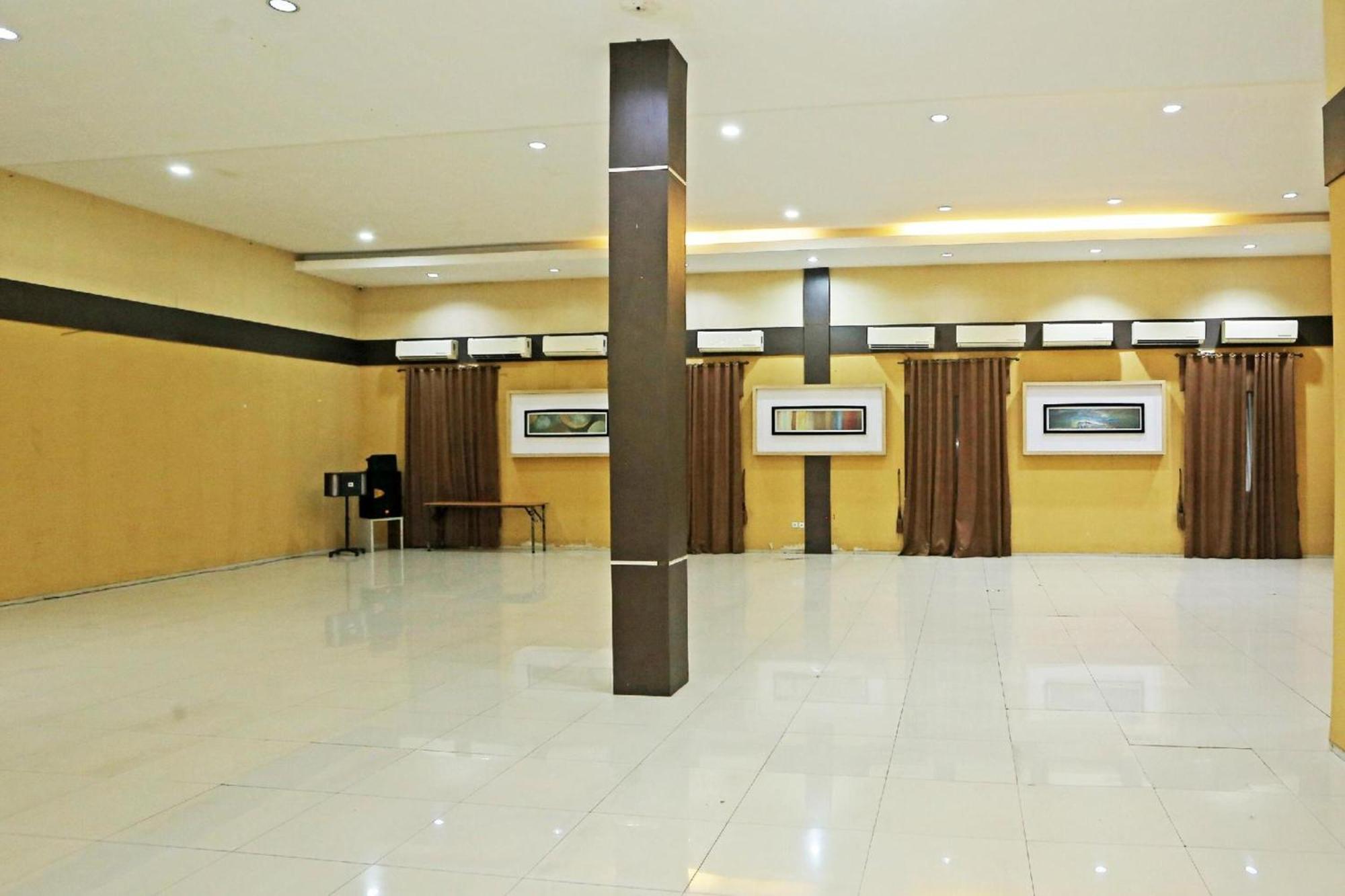 Super Oyo Townhouse Oak Hotel Fiducia Serpong Eksteriør bilde