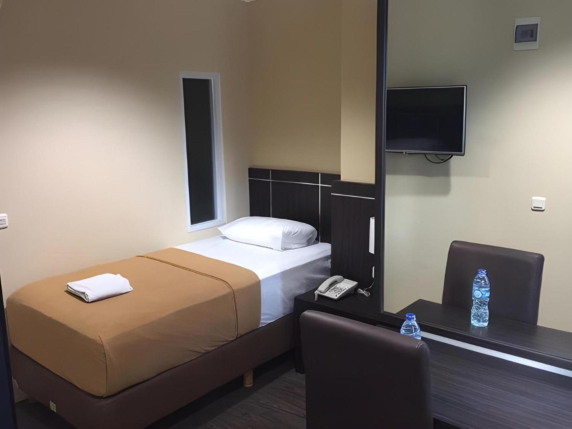 Super Oyo Townhouse Oak Hotel Fiducia Serpong Eksteriør bilde